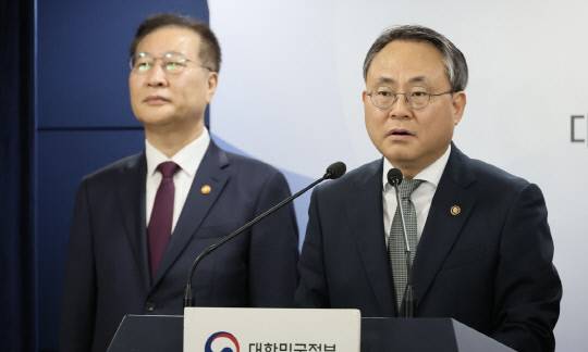 고기동 행정안전부 장관 직무대행과 박성재 법무부 장관이 12일 서울 종로구 정부서울청사에서 제21대 대통령선거 관련 대국민 담화문을 발표하고 있다. 연합뉴스