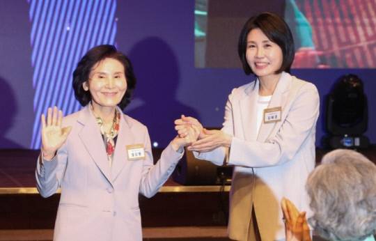 김문수 국민의힘 대선 후보의 부인 설난영 씨와 이재명 더불어민주당 대선 후보의 부인 김혜경 씨가 12일 서울 중구 신라호텔에서 열린 중앙신도회 창립 70주년 기념식에서 손을 맞잡고 있다. 연합뉴스.