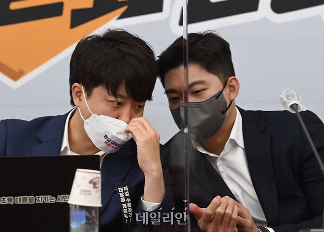 김용태 국민의힘 신임 비상대책위원장 내정자(사진 오른쪽)가 지난 2021년 최고위원을 지내던 시절, 국회에서 열린 최고위원회의에 앞서 당시 당대표였던 이준석 개혁신당 대선 후보와 대화를 나누고 있다. ⓒ데일리안