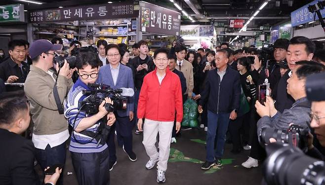 21대 대선 공식 선거운동이 시작된 12일 오전 김문수 국민의힘 대선 후보가 서울 송파구 양재대로 가락시장을 방문해 상인들과 인사하고 있다. ⓒ데일리안 방규현 기자