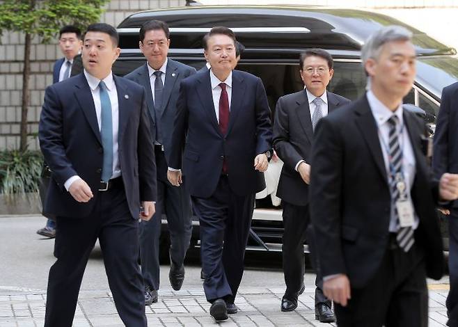 윤석열 전 대통령이 12일 서울 서초구 중앙지방법원에서 열린 내란 우두머리 혐의, 직권남용 권리행사방해 혐의 사건 3차 공판에 출석하고 있다. ⓒ연합뉴스