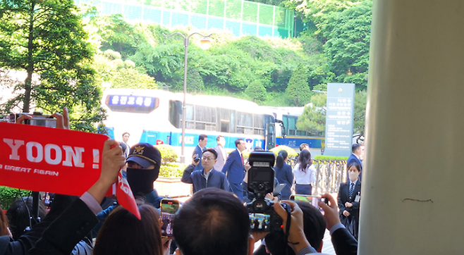 윤석열 전 대통령이 12일 서울 서초구 중앙지방법원에서 열린 내란 우두머리 혐의, 직권남용 권리행사방해 혐의 사건 3차 공판에 출석, 취재진의 질문을 받으며 이동하고 있다.ⓒ데일리안 진현우 기자