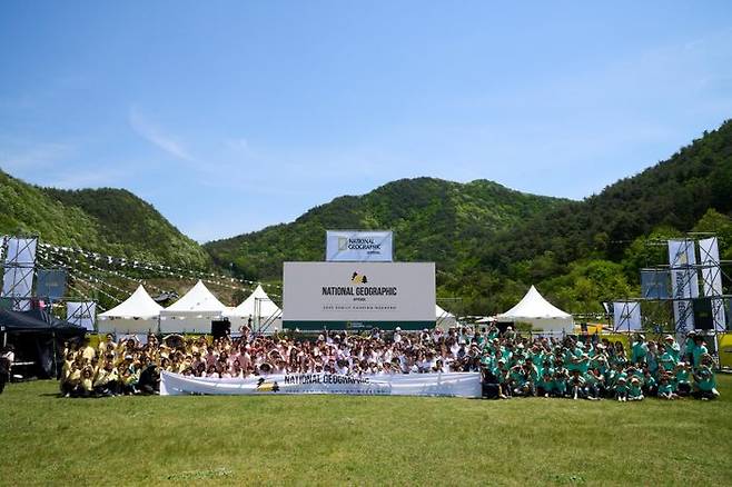 지난 2~4일 경북 영주시 영주호 오토캠핑장에서 진행된 ‘2025내셔널지오그래픽 패밀리 캠핑 위크엔드’에 참가한 참여자 및 관계자들이 기념촬영을 하고 있다.ⓒ내셔널지오그래픽 어패럴
