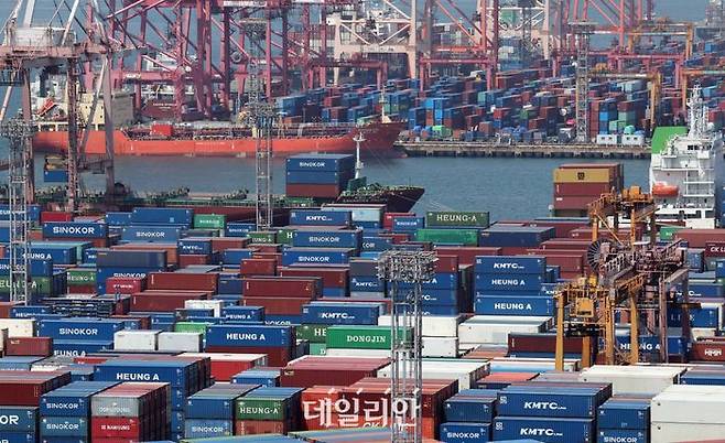 12일 부산 남구 신선대(사진 아래) 및 감만(위) 부두 야적장에 수출입 컨테이너가 가득 쌓여 있다.ⓒ뉴시스