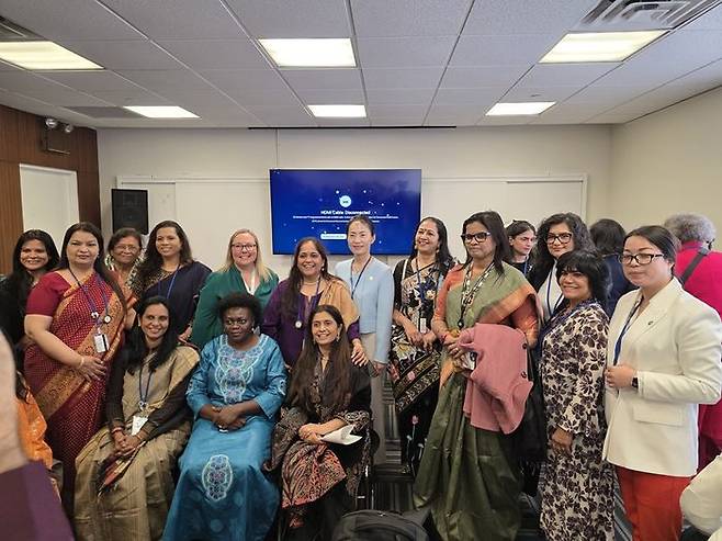 박수진 세계여성평화그룹(IWPG) 글로벌 5국장(필자)이 3월 13일(현지시간) 뉴욕 CCU에서 열린 인도발전재단(IDF) 주최 행사에서 ‘여성평화교육’을 주제로 발제한 후 참석자들과 함께 기념사진을 촬영하고 있다. ⓒIWPG