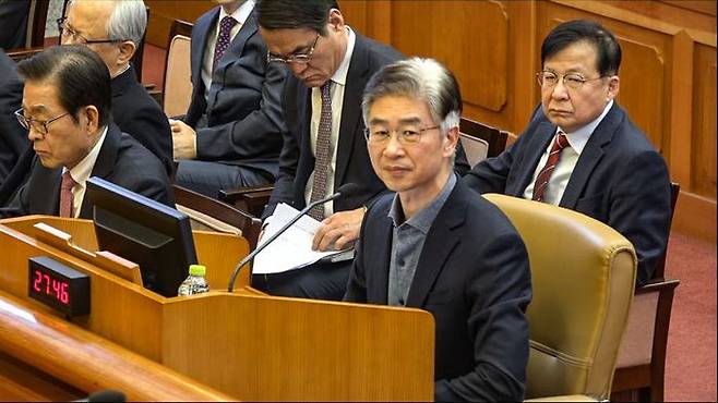 김봉식 전 서울경찰청장이 지난 2월13일 서울 종로구 헌법재판소에서 열린 윤석열 전 대통령 탄핵 심판 8차 변론에 증인으로 출석해 답변하고 있다.ⓒ뉴시스