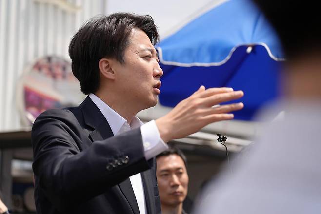 11일 개혁신당 이준석 대표가 부산 명지시장을 방문하고 있다. 개혁신당 제공