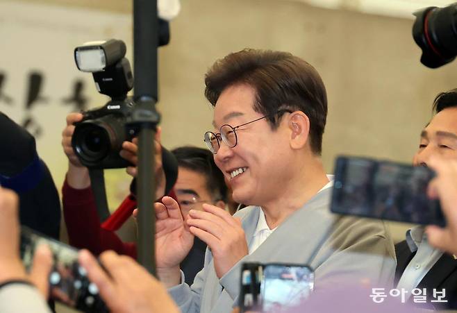 이재명 더불어민주당 대선후보가 11일 전남 강진군 오감통 시장에서 열린 경청투어에서 환하게 웃고 있다. 2025.5.11

이훈구 기자 ufo@donga.com