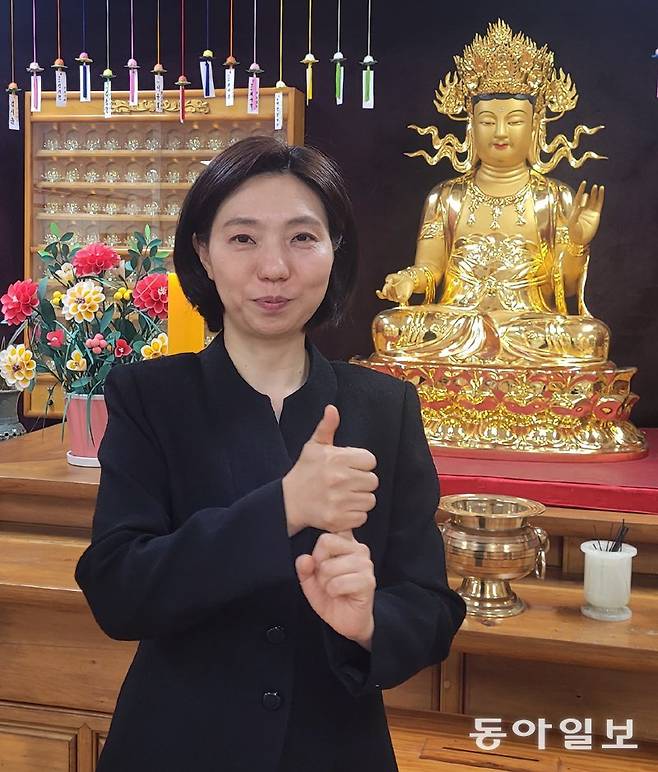 수어로 ‘부처님’을 표현하고 있는 박미애 씨. 박 씨는 “수어는 말보다 더 진정한 소통이 가능한 언어”라고 했다. 이진구 기자 sys1201@donga.com