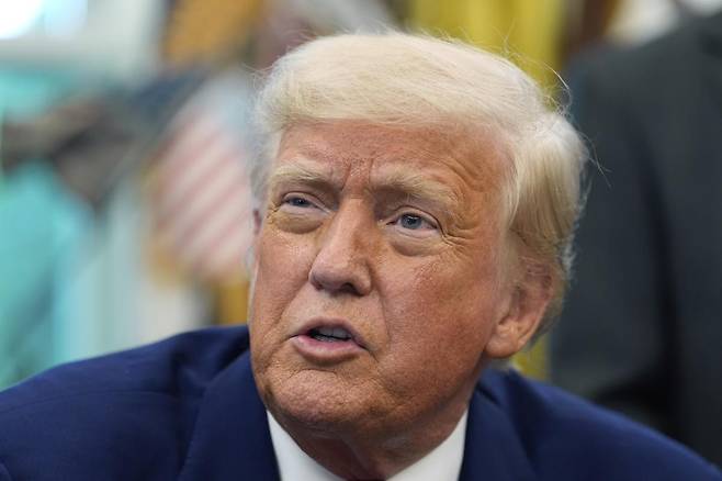 도널드 트럼프 미국 대통령이 9일(현지 시간) 백악관 집무실에서 행정명령에 서명한 후 기자들의 질문에 답변하고 있다. 2025.05.10 워싱턴=AP 뉴시스