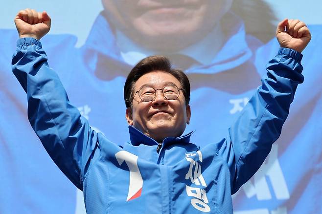 이재명 더불어민주당 대통령 후보가 제21대 대통령선거 공식 선거운동이 시작된 12일 오전 서울 종로구 광화문광장에서 열린 중앙선거대책위원회 출정식에서 두 손을 들어 시민들에게 인사하고 있다. (공동취재) 뉴스1