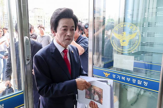 허경영 국가혁명당 명예대표가 19일 경기 의정부 경기북부경찰청에서 열리는 ‘신도 성추행’ 혐의와 관련 2차 조사에 출석하고 있다. 앞서 허 대표는 지난 2월 자신이 운영하는 종교시설 ‘하늘궁’ 여성 신도들로부터 공중밀집장소 추행 혐의로 피소됐다. 고소인들은 허 대표가 상담을 핑계로 여 신도들의 신체를 접촉하는 등 추행을 했다고 주장하고 있다. 2024.7.19/뉴스1