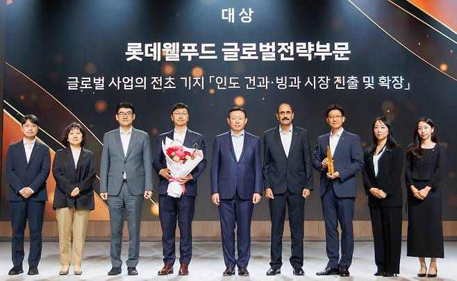 롯데가 12일 서울 송파구 롯데호텔 월드에서 ‘2025 롯데 어워즈’를 개최하고, 인도 시장 개척에 성과를 낸 롯데웰푸드를 대상으로 선정했다. 롯데 어워즈는 지난 한 해 동안 도전과 혁신정신으로 고객가치를 창출한 임직원들의 성과를 격려하고 시상하는 행사다. 롯데어워즈 대상을 시상한 신동빈 롯데 회장(사진 왼쪽에서 다섯 번째)과 수상자인 이창엽 롯데월푸드 대표(사진 왼쪽에서 네 번째).