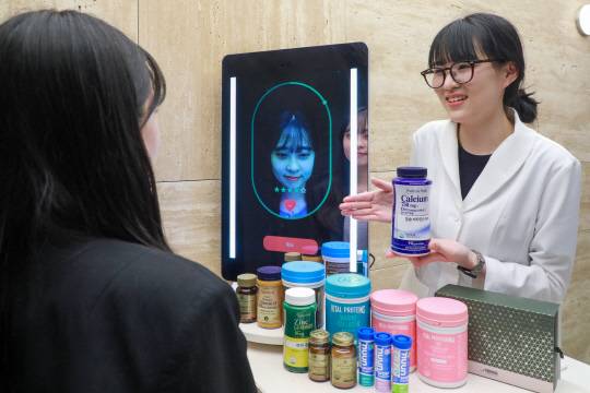 서울 양천구 현대백화점 목동점 지하 2층 '네슬레 헬스사이언스 스토어' 매장에서 헬스 컨설턴트가 고객에게 '아누라 매직미러'를 통한 영양 상담 후, 건강식품을 제안하고 있다. 현대백화점 제공