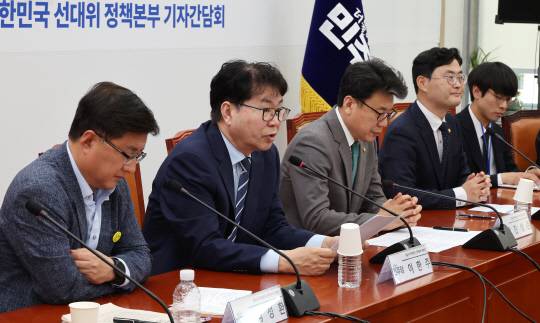 12일 서울 여의도 국회에서 제21대 대통령선거 더불어민주당 10대 정책공약 기자간담회가 진행되고 있다. 연합뉴스