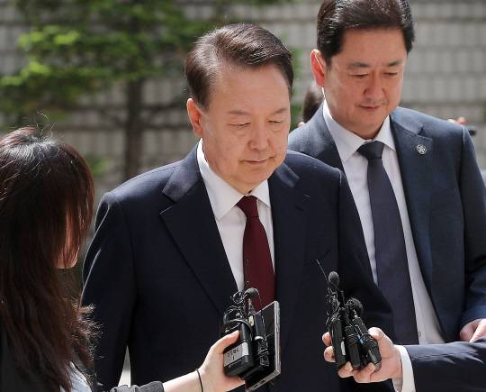 윤석열 전 대통령이 12일 서초구 서울중앙지방법원에서 열린 내란 수괴(우두머리) 혐의, 직권남용 권리행사방해 혐의 사건 제3차 공판에 출석하고 있다.<사진공동취재단·연합뉴스 사진>