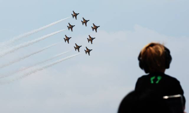 지난 11일 경기도 평택시 주한미공군 오산기지에서 열린 '오산 에어 파워 데이 2025'에서 공군 특수비행팀 블랙이글스가 멋진 에어쇼를 선보이고 있다. [평택=연합뉴스]