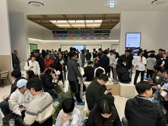 '동탄 포레파크 자연&푸르지오' 모형도 관람 및 상담석에서 대기하는 방문객들의 모습. [대우건설 제공]