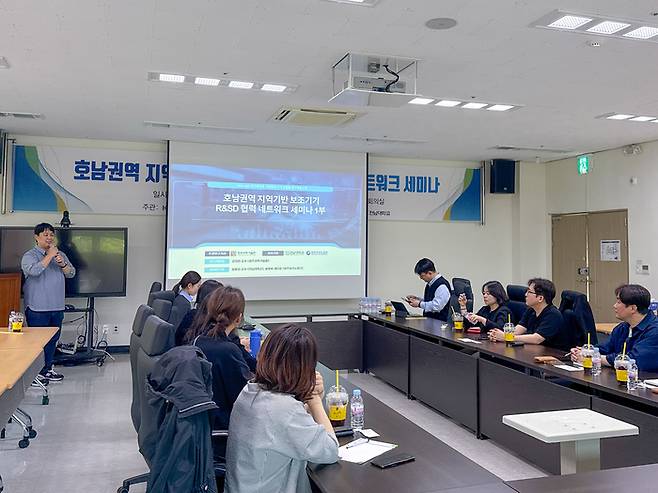 고령친화산업지원센터는 지난달 30일 '장애인·노인 자립생활을 위한 보조기기 실용화 연구개발' 사업의 일환으로 네트워킹 세미나를 열고 사업의 구체적인 추진 방향과 참여기관 간의 협업 방안을 심도 있게 논의했다.