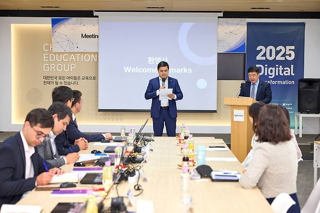 우즈베키스탄 디지털 기술부 관계자들이 천재교육을 방문하여 AI인재 양성에 협의를 나눴다.