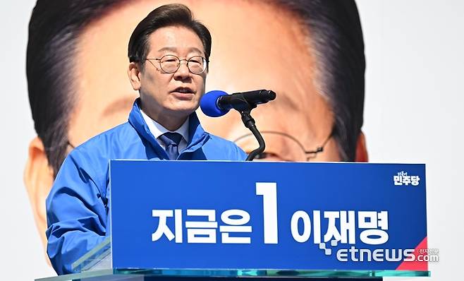 이재명 더불어민주당 대통령 선거 후보가 제21대 대통령선거 공식 선거운동 첫 날인 12일 서울 청계광장에서 열린 '빛의 혁명' 광화문 유세에서 지지를 호소하고 있다.  이동근기자 foto@etnews.com