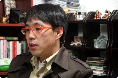 영화평론가 이동진이 빨간 뿔테안경을 착용하는 이유.JPG