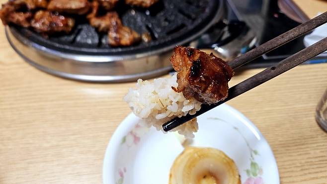 20250511_205931.jpg 저녁 양념소갈비와 소시지