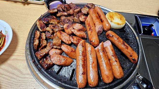 20250511_210805.jpg 저녁 양념소갈비와 소시지