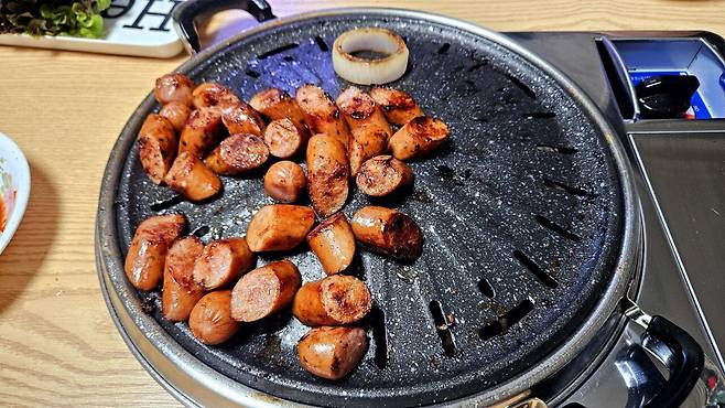 20250511_212716.jpg 저녁 양념소갈비와 소시지