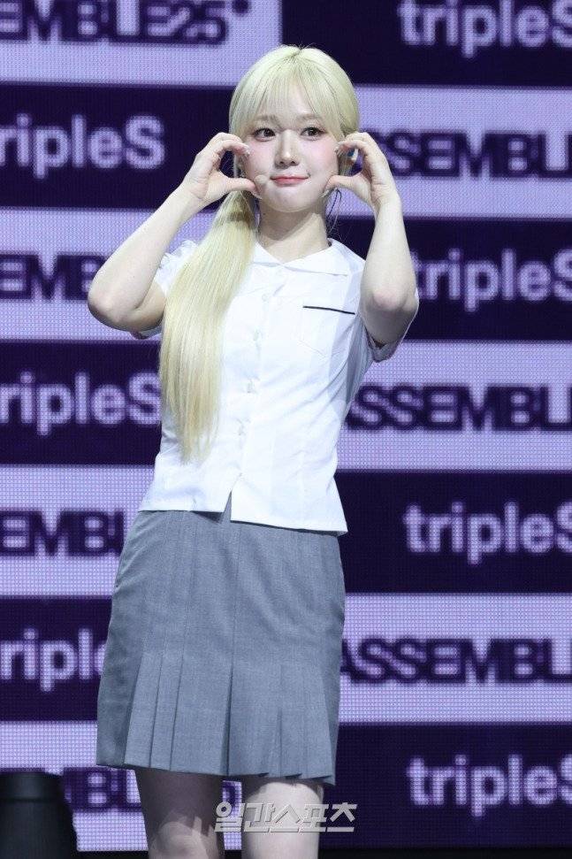 krlnxu.jpg 오늘자 한국식 교복 입고 쇼케이스 한 트리플에스