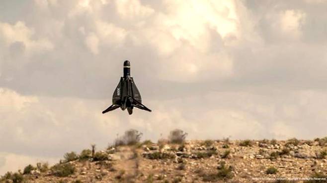 미국이 대규모 드론 공격에 대한 강력한 방어체계를 더욱더 공고히 하고 있다. 인공지능(AI)을 활용한 제어통제시스템은 물론 드론 잡는 헌더드론(Hunter Drone)도 도입하고 있다. 사진은 미국 방산업체 안두릴 인더스트리즈의 헌터드론 ‘로드러너-M’의 드론 요격 모습. 안두릴 인더스트리즈 홈페이지 캡처