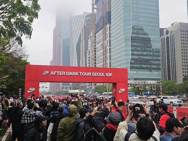 지난 10일 서울 여의도공원 일대에서 열린 '애프터 다크 투어 서울 10K' 행사 출발선에 선 여성 러너들이 응원을 받으며 출발 전 대기하고 있다. 사진=이정화 기자
