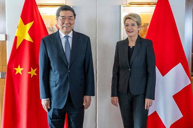 지난 9일(현지시간) 스위스 제네바에서 카렌 켈러 주터 스위스 대통령(오른쪽)이 중국 허리펑 국무원 부총리와 함께 사진을 찍고 있다.AFP연합뉴스