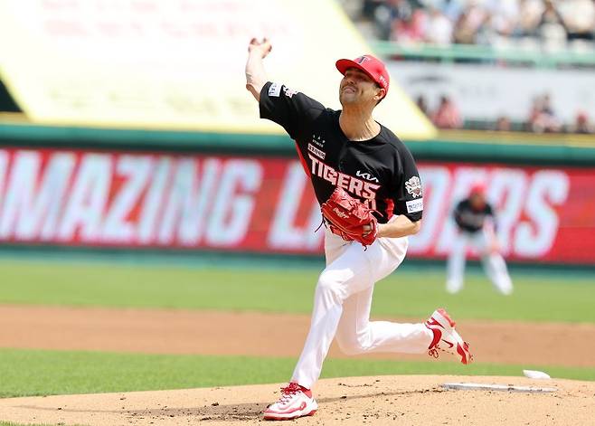 11일 SSG랜더스필드에서 열린 2025 프로야구 KIA 타이거즈와 SSG 랜더스의 더블헤더 1차전 경기, 1회말 KIA 선발 네일이 공을 던지고 있다. 뉴시스