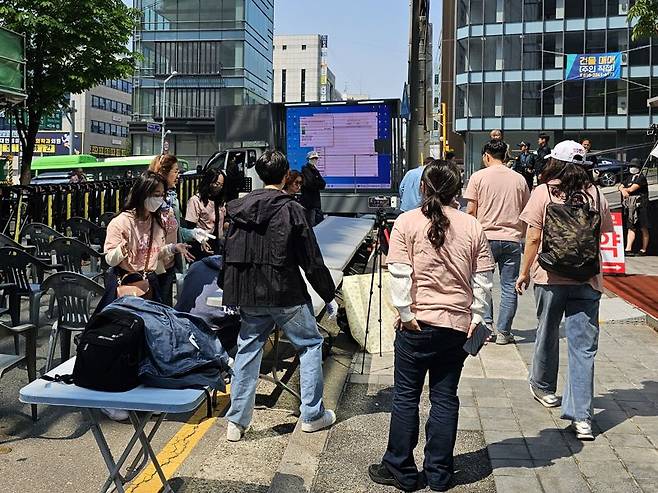 내란 우두머리 혐의를 받는 윤석열 전 대통령의 세 번째 공판이 열린 12일 윤 전 대통령 지지자들이 서울중앙지법 인근에서 집회를 위한 준비를 하고 있다. /사진=박성현 기자