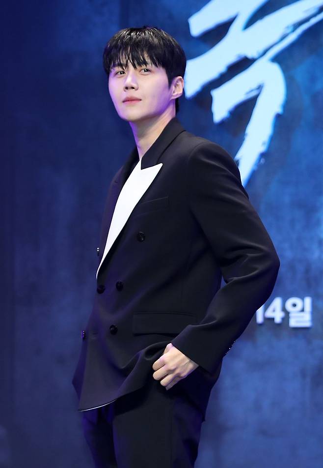 배우 김선호가 서울 강남구 그랜드 인터컨티넨탈 서울 파르나스에서 열린 디즈니+ 오리지널 시리즈 '폭군' 제작보고회에서 포즈를 취하고 있다. 뉴시스