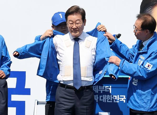 이재명 더불어민주당 대선 후보가 6·3 대통령선거 공식 선거운동 첫날인 12일 서울 광화문 청계광장에서 열린 출정식 및 첫 유세에서 선거운동복을 입고 있다. 사진=서동일 기자