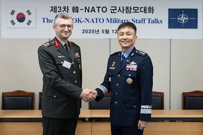 12일 합동참모본부에서 개최된 된 제3차 한-NATO 군사참모대화에 앞서 합참 전략기획부장 권영민(공군)소장(우)과 NATO 안보협력차장 에레이 윙귀데르(튀르키예 육군)준장(좌)이 악수하고 있다. 합참 제공