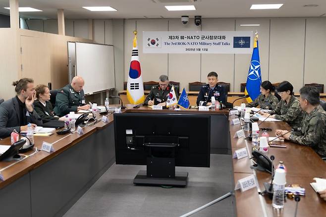 12일 합동참모본부에서 개최된 제3차 한-NATO 군사참모대화에서 양측이 군사협력을 논의하고 있다. 합참 제공