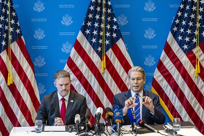 12일(현지시간) 스위스 제네바에서 스콧 베선트 미국 재무장관(오른쪽)과 제이미슨 그리어 미 무역대표부(USTR) 대표가 10일부터 양일간 진행됐던 중국과의 무역협상 결과에 대해 설명하고 있다. EPA연합뉴스