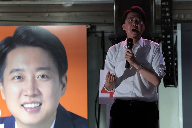 이준석 개혁신당 대통령 후보가 공식 선거운동이 시작된 12일 서울 중구 청계광장에서 가진 서울 첫 집중유세에서 지지를 호소하고 있다. 뉴스1