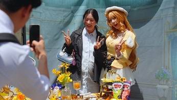 캠퍼스를 찾은 나비아 코스플레이어와 참가자들이 기념 사진을 남기고 있다. / 호요버스 코리아 제공