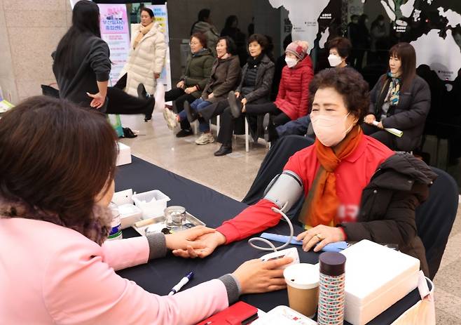 질병관리청은 세계 고혈압의 날(5.17.)을 맞아 '혈압측정 캠페인'을 실시한다고 12일 밝혔다. 사진은 기사와 직접 관련이 없으며 혈압을 측정하고 있는 모습.(사진=저작권자(c) 연합뉴스, 무단 전재-재배포 금지)
