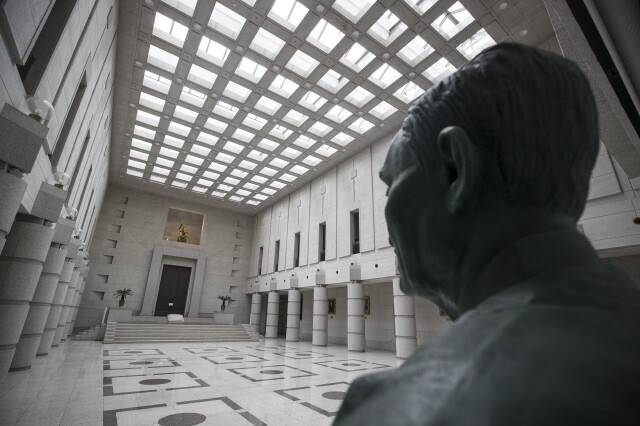 서울 서초구 대법원 안에 있는 김병로 초대 대법원장 흉상 너머로 대법정 입구가 보인다. 한겨레 자료사진