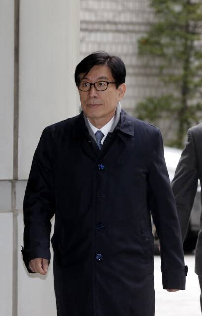 원세훈 전 국정원장이 2015년 11월27일 ‘국정원 댓글 사건’ 파기환송심 공판에 참석하기 위해 서울 서초구 서초동 서울고등법원에 들어서고 있다. 김명진 기자 littleprince@hani.co.kr