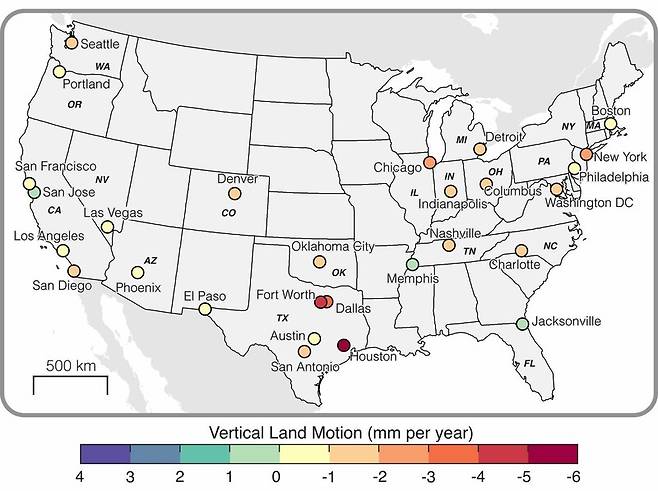 색상으로 표시한 미국 28개 대도시의 지반 침하(VLM) 속도(단위는 mm/연). 컬럼비아대 제공