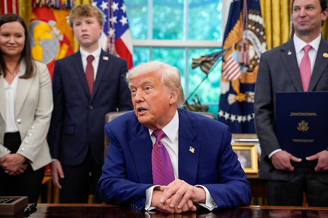 도널드 트럼프 미국 대통령이 9일 워싱턴 디시(D.C.) 백악관 집무실에서 행정명령에 서명한 뒤 기자들에게 발언하고 있다. 워싱턴/UPI 연합뉴스