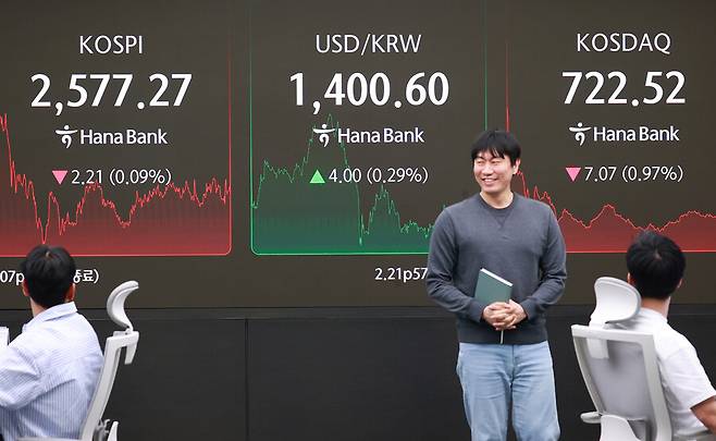 9일 오후 서울 중구 하나은행 딜링룸 현황판에 코스피 지수 등이 표시되고 있다. 연합뉴스