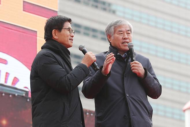 전광훈 사랑제일교회 목사가 2019년 12월25일 오후 서울 종로구 교보문고 앞에서 열린 ‘2019 자유 대한민국 전국 연합 성탄축제\'에서 발언하고 있다. 왼쪽은 김문수 국민의힘 대통령 후보. 연합뉴스