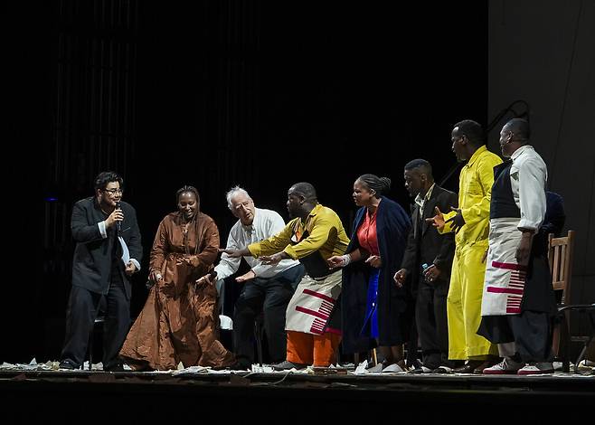 남아공 태생 전방위 예술가 윌리엄 켄트리지(왼쪽에서 세번째)가 지난 9일 서울 강남구 지에스(GS)아트센터 공연이 끝난 뒤 소리꾼 유태평양과 남아공 출연자들의 즉흥 공연을 이끌고 있다. 지에스아트센터 제공